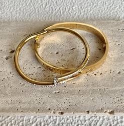 Bracelet tendance en or, cuff en acier inoxydable plaqué or 18k incrusté de zircon, tendance open bracelet, gold cuff bangle, gold PVD plated stainless steel.