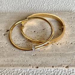 Bracelet tendance en or, cuff en acier inoxydable plaqué or 18k incrusté de zircon, tendance open bracelet, gold cuff bangle, gold PVD plated stainless steel.